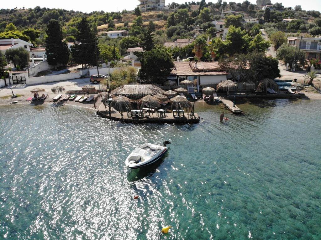 فندق Mantas Bay لوتراكي المظهر الخارجي الصورة